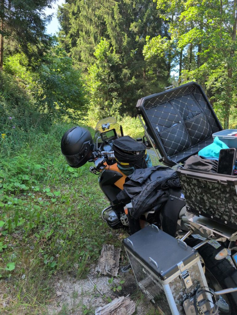 Mitgebrachte Brötchen reichten uns am ersten Tag als Wegeration. Die Mittagspause wurde kurzerhand in der Nähe von Elbersreuth im Wald gemacht.